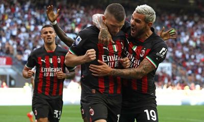 Milan begin title defence in style as Inter leave it late in Serie A
