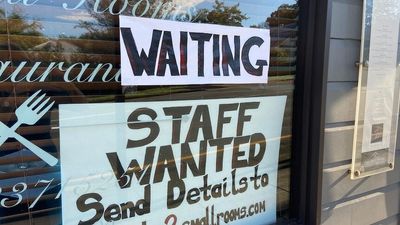 Worker shortage, rising costs put pressure on Queensland businesses as confidence falls