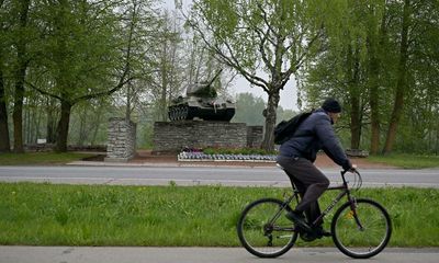 Estonia removes Soviet-era tank monument amid Russia tensions