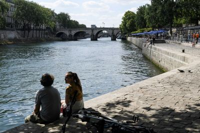 Police arrest Paris robber who tried to flee in Seine river
