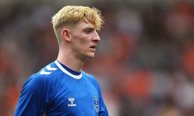 Everton reject £45m bid from Chelsea for Anthony Gordon