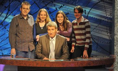 Jeremy Paxman to step down as University Challenge host