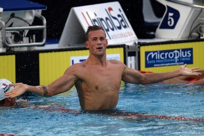 Romanchuk overhauls Paltrinieri to grab 1500m swim gold