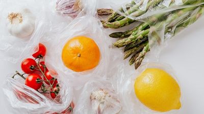 Supermarket giant Coles to trial banning plastic produce bags across its stores in ACT