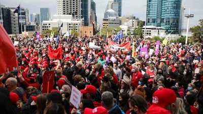 Thousands of WA public sector workers rally at parliament, demanding better pay
