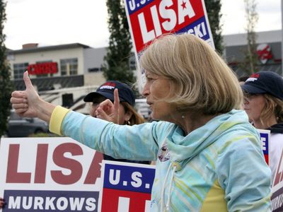 Murkowski advances in Alaska Senate race, Palin in House