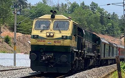 Thieves snatch bag from passenger in running train in Andhra Pradesh