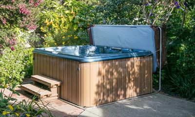 Raider targets whirlpool baths in France in protest over water use
