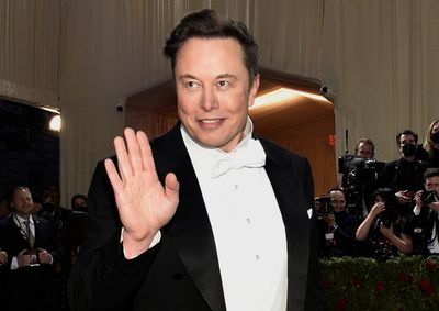 Musk tweet joking about buying Manchester United causes stir