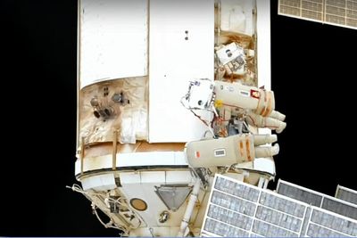 Russian spacewalk cut short by bad battery in cosmonaut suit