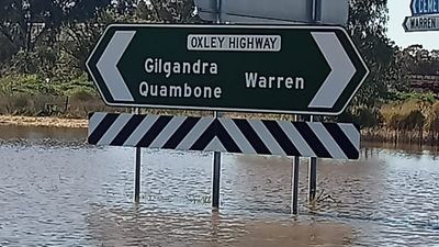 Burrendong Dam spill threat as western NSW rivers flood, embankments collapse