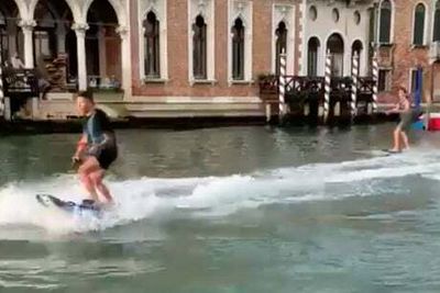 ‘Idiot’ tourist surfers on Venice’s Grand Canal slapped with €1,500 fines