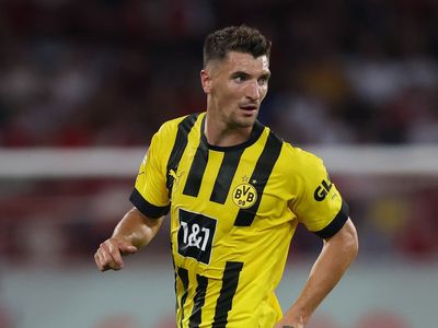 Manchester United turn to Dortmund full-back Thomas Meunier