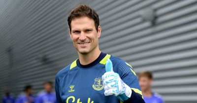 Manchester United 'target' Everton goalkeeper Frank Lampard is desperate to retain