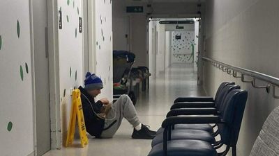 Teenage cancer patient waits 27 hours for treatment in Victorian hospital hallway