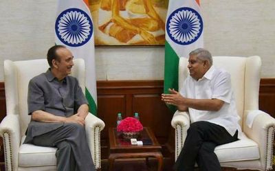 Congress leader Ghulam Nabi Azad calls on Vice President