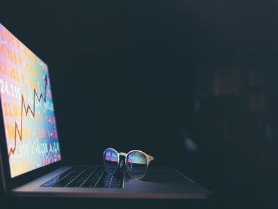 U.S. Stocks Trade Lower; Weekly Jobless Claims Drop To 250,000