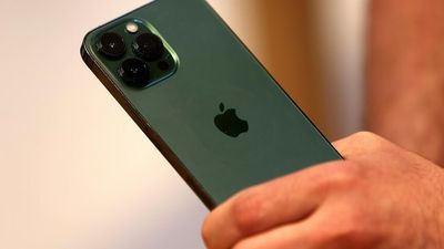 Apple security flaw could allow hackers to control people's iPhones. Experts says users should update their software now