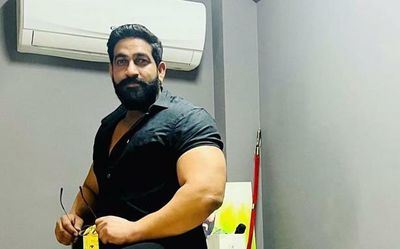 NBW against bodybuilder Bobby Kataria for drinking in middle of road