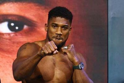 Joshua vs Usyk weights confirmed as champion springs shock on scales