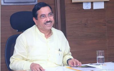 Throwing eggs at leaders not acceptable, says Joshi