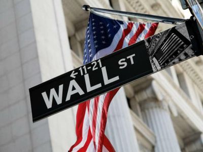 Nasdaq Dips 250 Points; Crude Oil Moves Higher