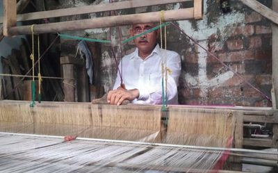 Andhra Pradesh: Cabinet Minister tries his hand at weaving a sari in Konaseema