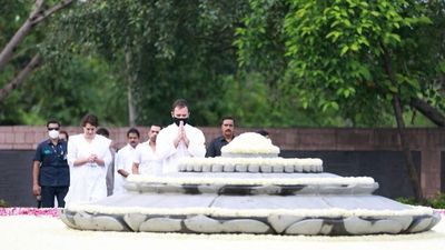 Rajiv Gandhi Birth Anniversary: Rahul Gandhi, Priyanka Gandhi Vadra , other leaders pay tributes to former PM