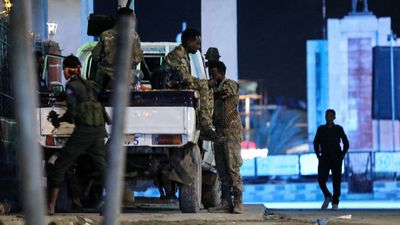 Death toll mounts as Somali forces battle to end al-Shabaab hotel siege