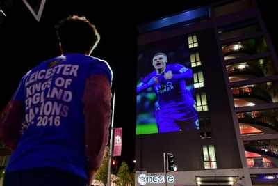 Leicester icon Vardy extends contract with Foxes