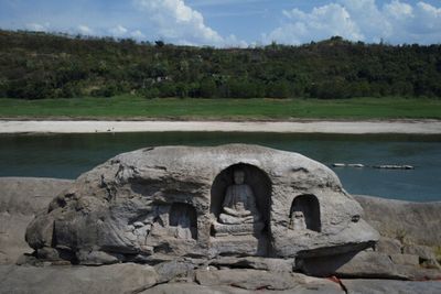 Plunging Yangtze water levels expose ancient statues