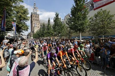 Sam Bennett wins sprint to take Vuelta second stage
