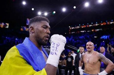 Anthony Joshua grabs microphone to address crowd in extraordinary outburst after Oleksandr Usyk defeat