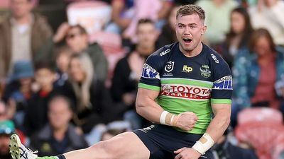 Canberra Raiders beat Newcastle Knights to keep alive NRL finals hopes, Dragons thump Titans