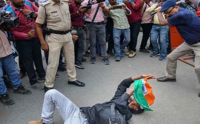 Protester with Tricolour in hand brutally batoncharged in Patna