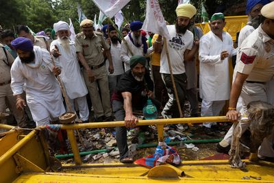 Farmers break barricades as protests return to Indian capital