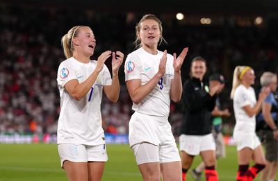 Beth Mead hails ‘hero’ Ellen White after England striker retires