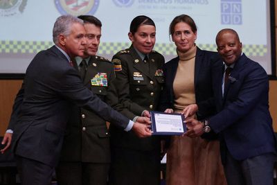 U.S., U.N. back new human rights training for Colombia police