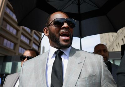 Accuser's mom: R Kelly's threats made her fear for her life