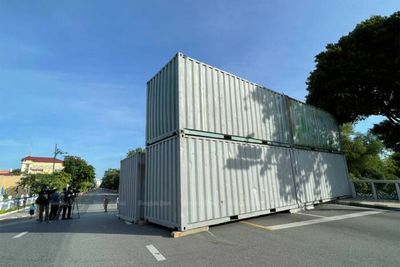 Shipping containers block approach to Government House