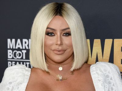 Aubrey O’Day defends herself after being accused of photoshopping vacation pictures: ‘Respect my aesthetic’