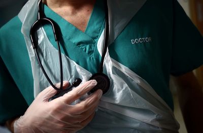 Hundreds of doctors angry over new pay deal likely to leave NHS, survey reveals