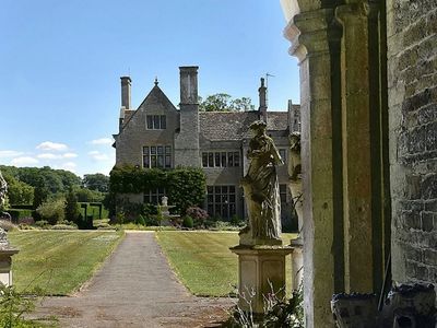 Antiques from the Queen’s cousin’s former manor to go on sale