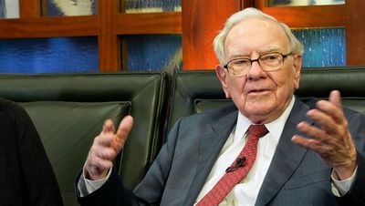 Warren Buffett Boldly Loads Up On 4 Of His Best Stocks