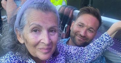 Caring Ayrshire son let mum with dementia sit on knee for six hours at Tom Jones gig