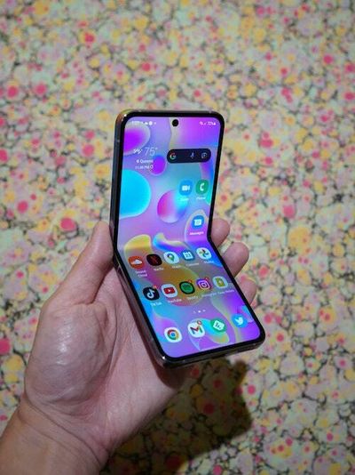 Samsung Galaxy Z Flip 4 review: Win by default