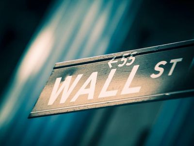 Nasdaq Turns Lower; Crude Oil Rises Sharply