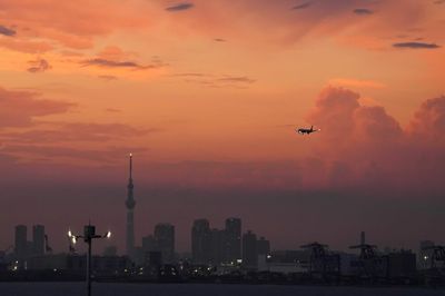Japan’s Kishida announces easing of pandemic border controls