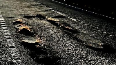 Truck drivers opt for dirt road over potholes on 'disgraceful' Great Eastern Highway