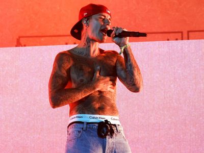 Justin Bieber is trying to bring back Nineties skater jeans